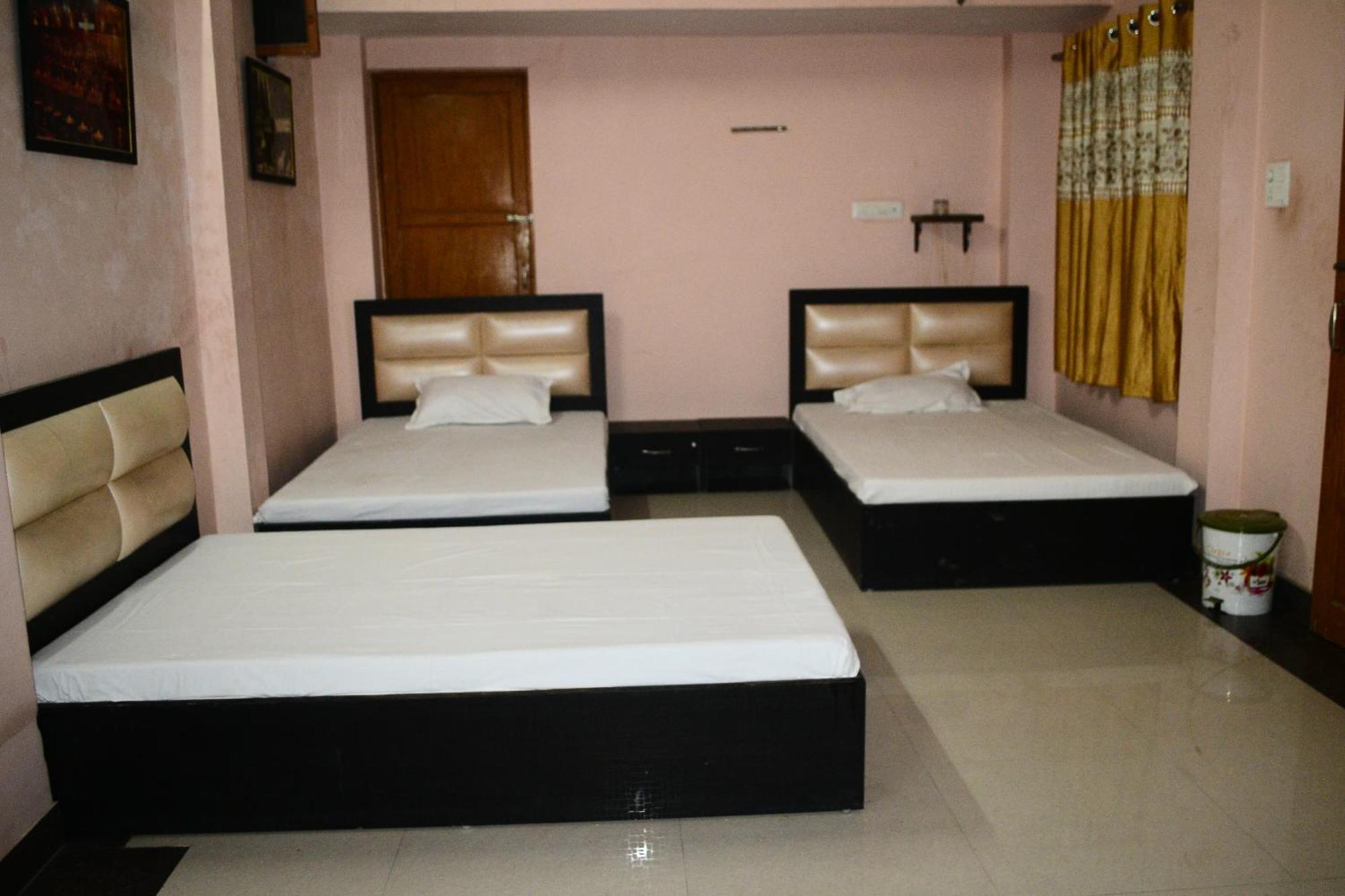 H R Guest House - Varanasi — Photos 2
