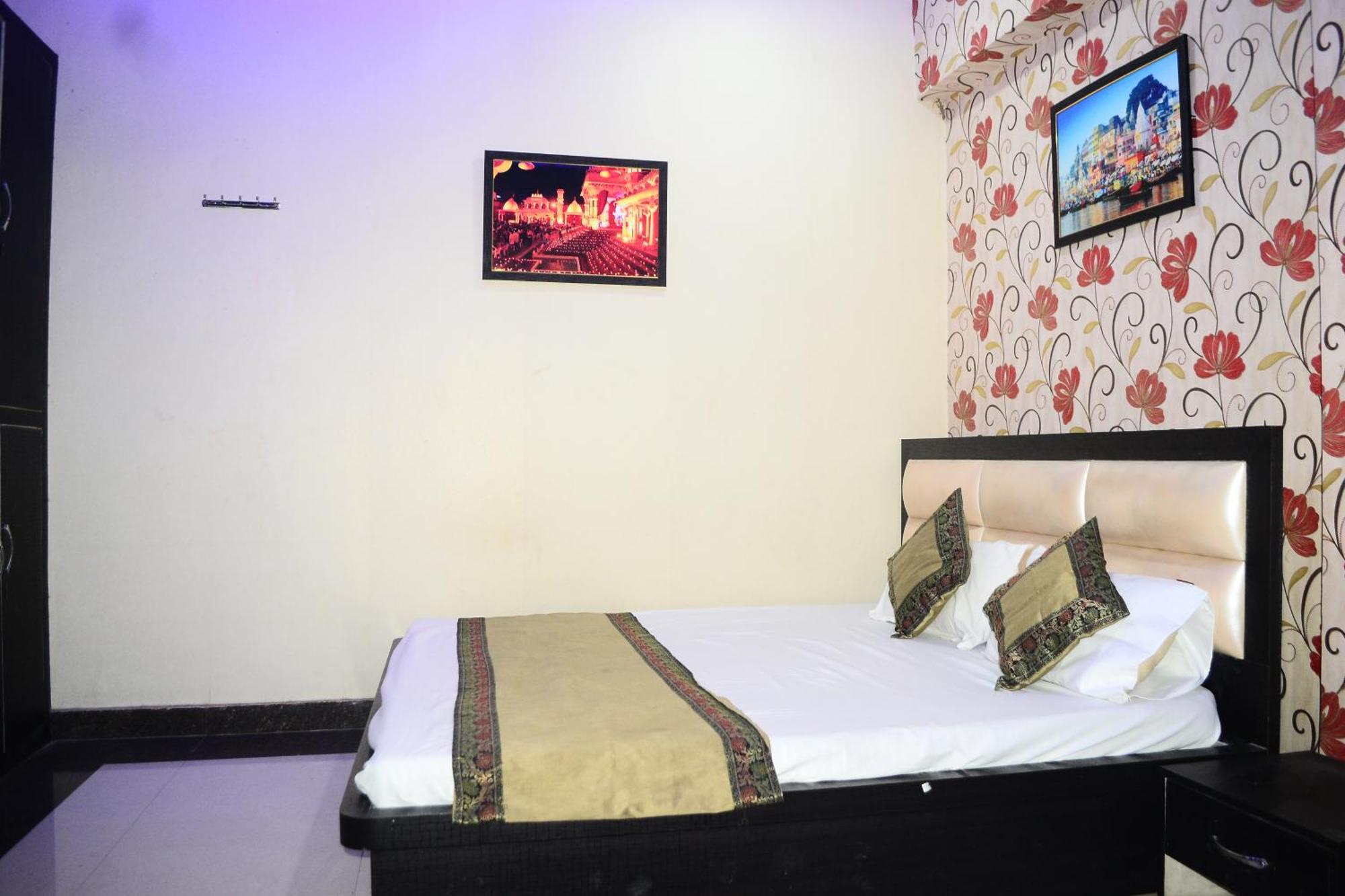 H R Guest House - Varanasi — Photos 1